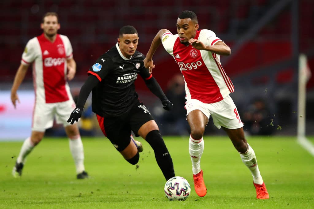 PSV y Ajax empatan 2-2 en el clásico de la Eredivisie. Eran Zahavi marcó doblete para los 'rojiblancos', mientras que Quincy Promes y Antoni Matheus Dos Santos, le dieron el empate al Eindhoven.