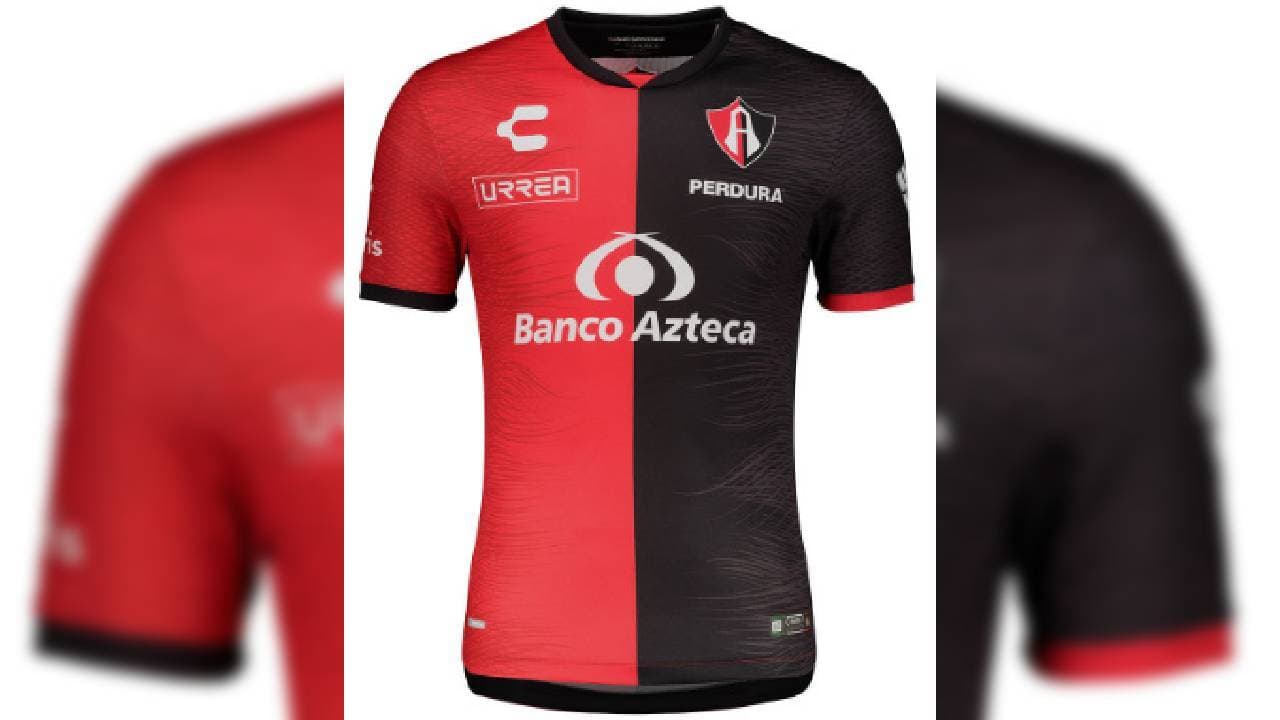 Los Zorros presentaron un jersey elegante que resalta los colores negro y rojo del club en cada mitad del torso.