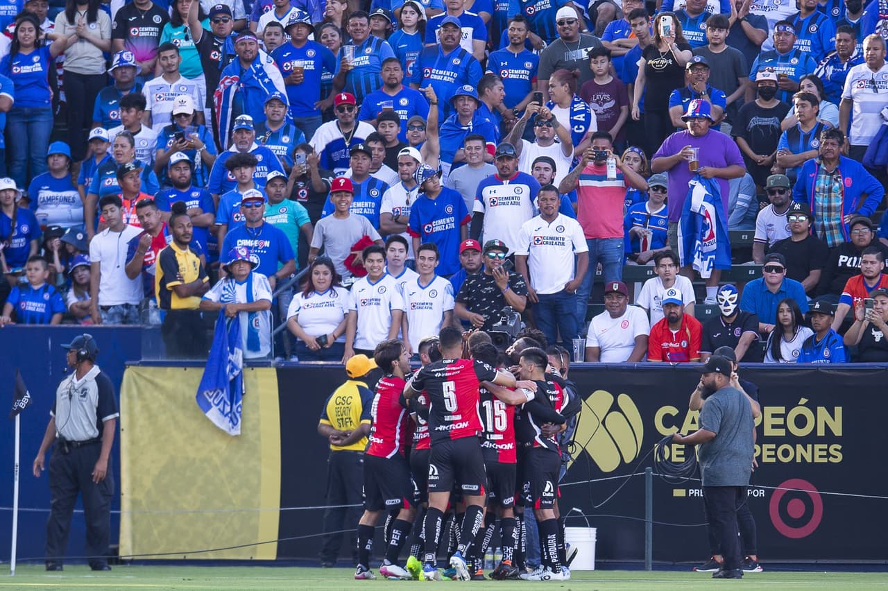 Julián Quiñones pasó de héroe a villano en cuestión de minutos, pues marcó el gol para empatar 2-2 en el tiempo reglamentario, pero voló el último cobro en los penales para darle el triunfo a Cruz Azul.
