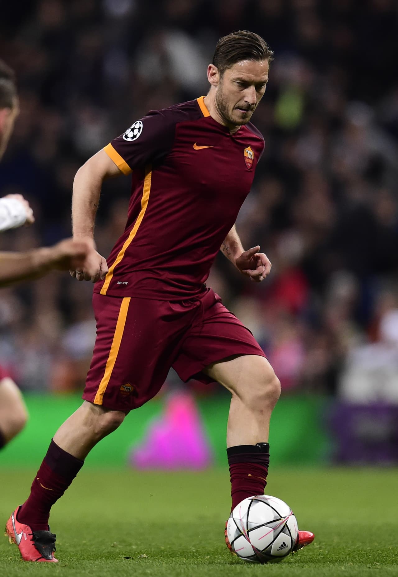 Finalmente Totti ingresó al campo hasta el minuto 74 en lugar de El Shaarawy pero no le alcanzó para generar peligro ni pudo rematar a portería, pues a sus casi 40 años no tiene la velocidad de otras épocas.