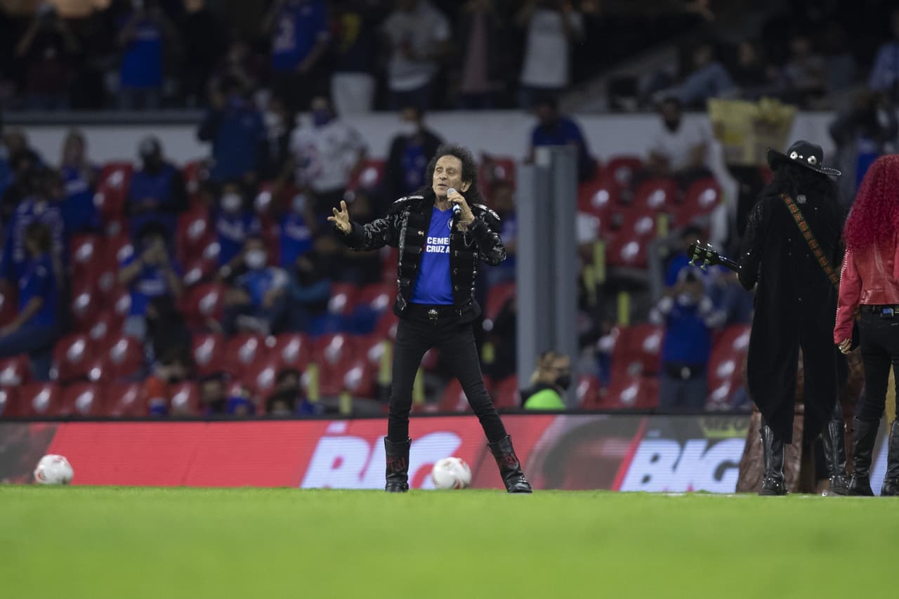 Alex Lora amenizó los minutos previos a la patada inicial y al protocolo de la Liga MX.