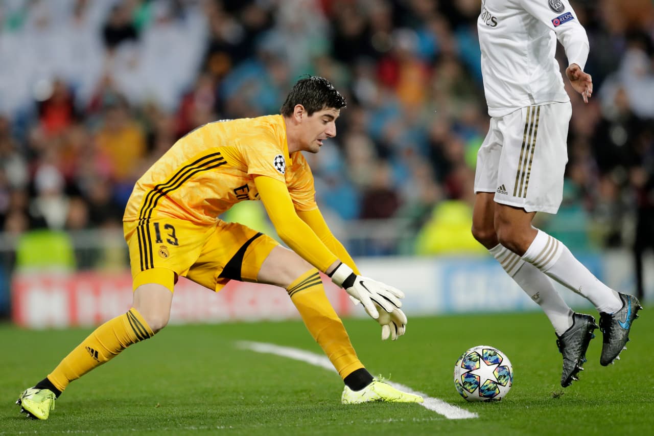 Thibaut Courtois, portero del Real Madrid va por el balón.