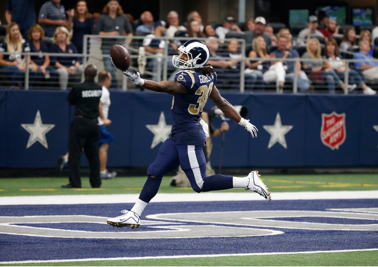 La jugada clave llegó cuando restaban dos minutos del tercer cuarto. Goff le lanzó un pase preciso a Gurley sobre la carrera, y la estrella de los Rams se quitó a Jeff Heath y se escapó 53 yardas para darle la vuelta a los Vaqueros.