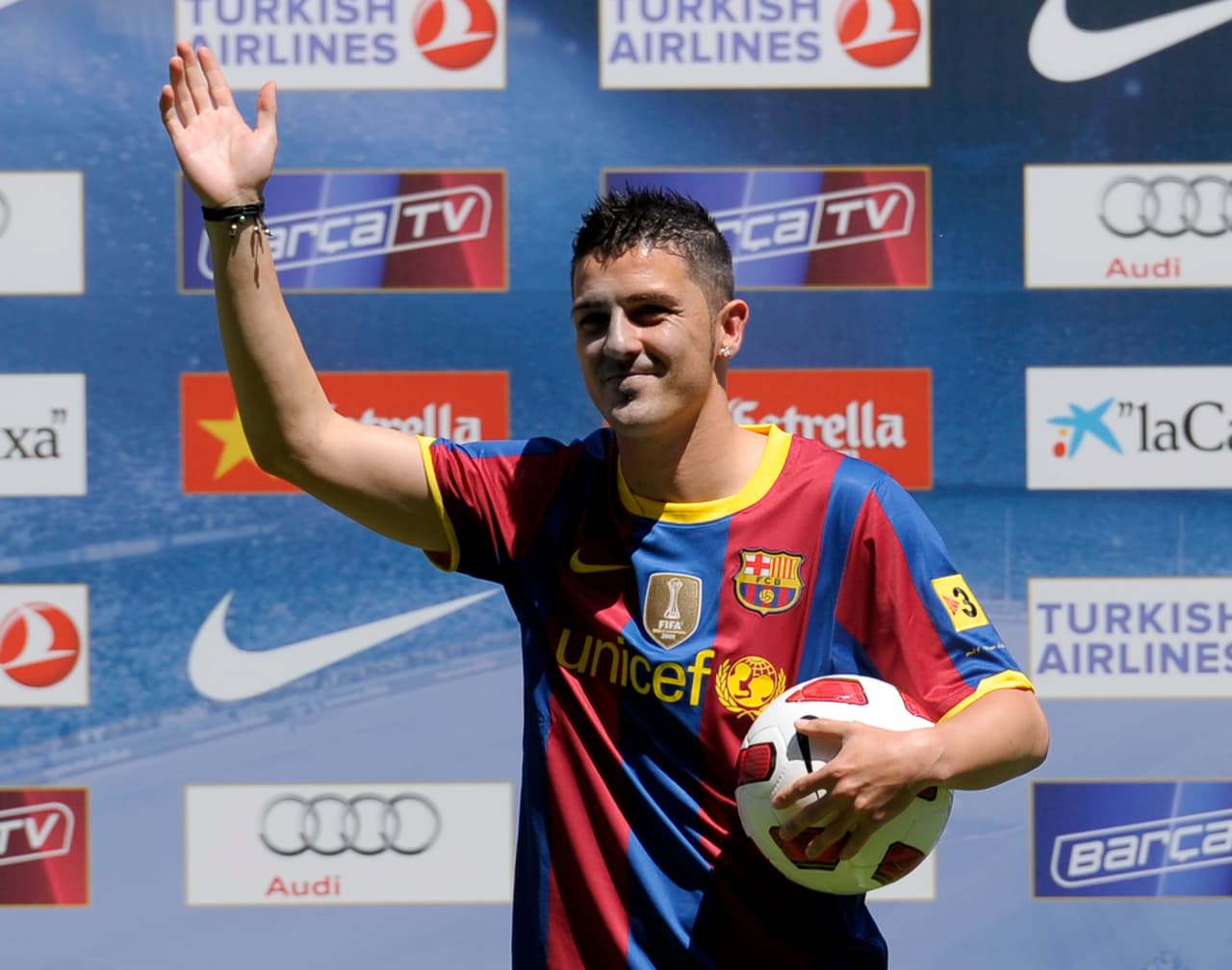 2010 - David Villa (del Valencia C.F. al F.C. Barcelona): 50 millones de dólares.