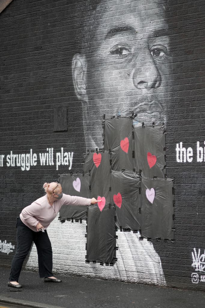 La obra de arte, basada en una fotografía de Daniel Cheetham y pintada por el artista callejero Akse, fue creada en colaboración con Withington Walls, un proyecto comunitario de arte callejero.