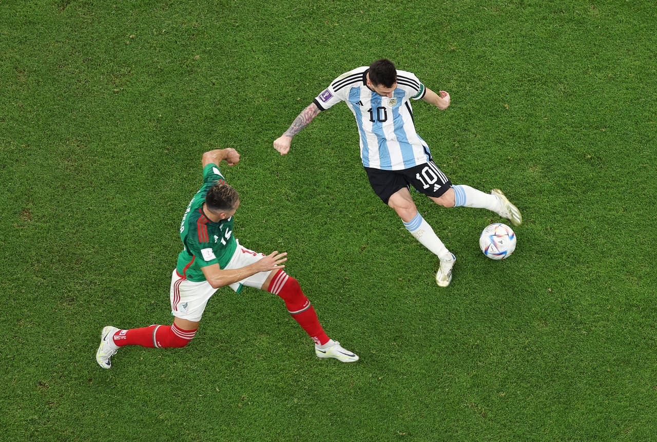 La Selección de Argentina sacó los tres puntos tres vencer a México por dos goles contra cero con las anotaciones de Messi y Fernández en el segundo tiempo con lo que se coloca en el segundo lugar del Grupo C y México cae al sótano.