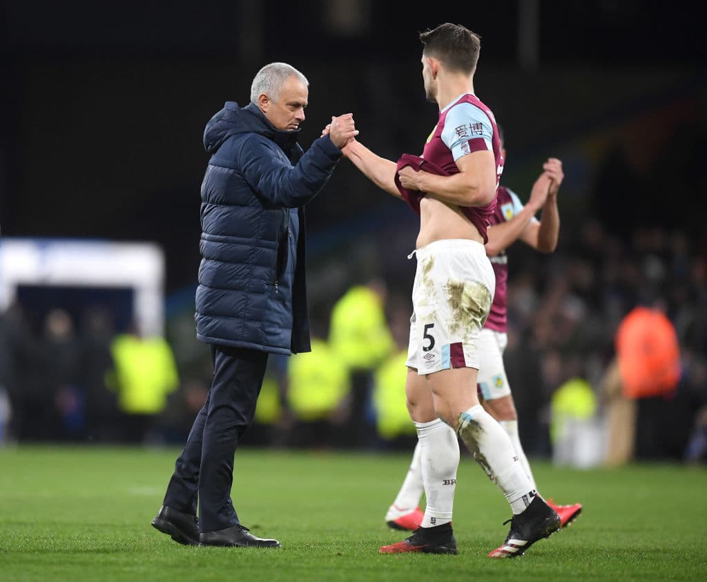 Y también se acercó a los jugadores al final del partido para despedirse de ellos, con un coordial saludo y apretón de manos.