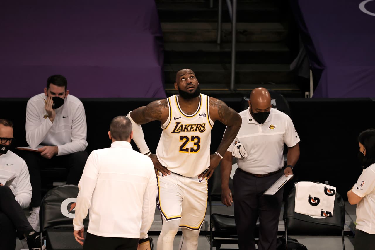 LeBron James podría reaparecer este martes con los Lakers