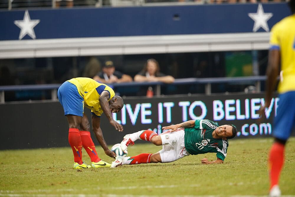 Luis Montes: en partido amistoso entre México y Ecuador, el mediocampista chocó fuerte con el sudamericano sufrió una fractura de tibia y peroné en 2014.