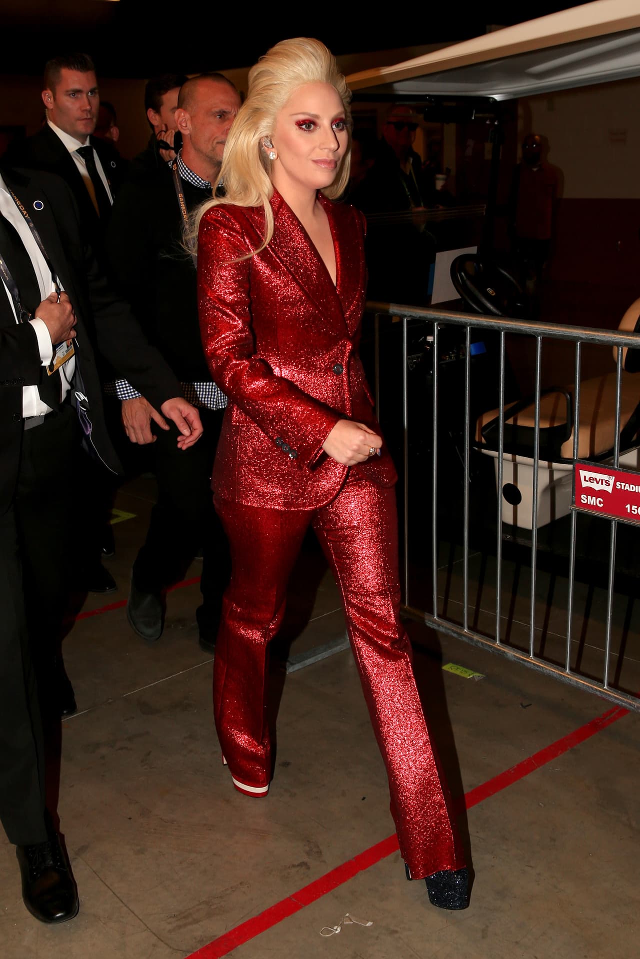 La hermosa voz de Lady Gaga entonó el Himno de los EEUU en la apertura del Super Bowl 50. Aquí las mejores tomas.