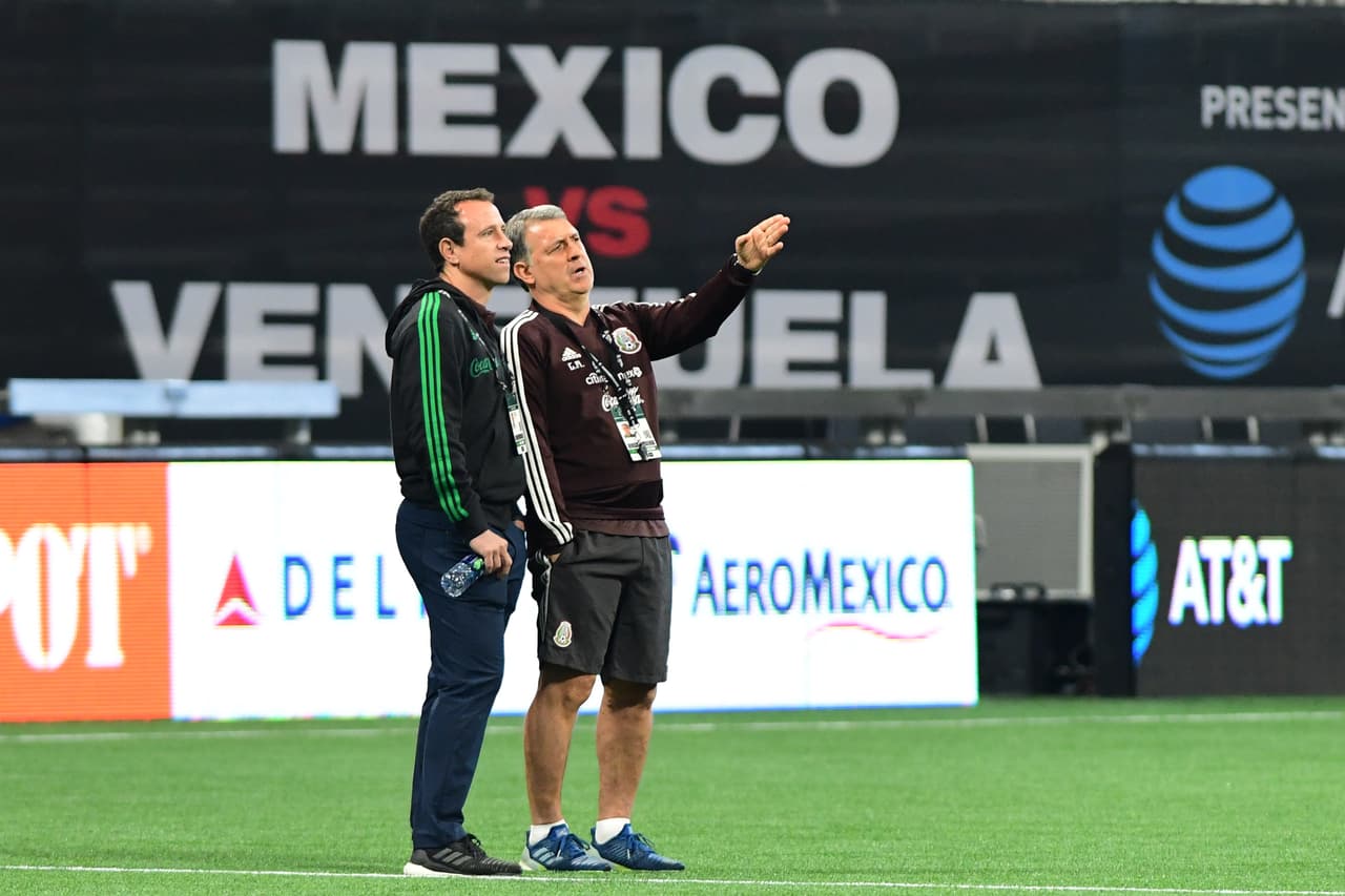 La Selección Mexicana de Fútbol se 'mojó los pies' en la fastuosa casa de los Atlanta Falcons y del Atlanta United, el Mercedes-Benz Stadium, donde jugará este miércoles ante su similar de Venezuela, un partido que sirve a ambos escuadrones de cara a sus compromisos del verano, como la Copa Oro y la Copa América, respectivamente. Así se entrenaron los jugadores del Tri bajo las órdenes de Gerardo 'Tata' Martino en Atlanta esta tarde de martes.