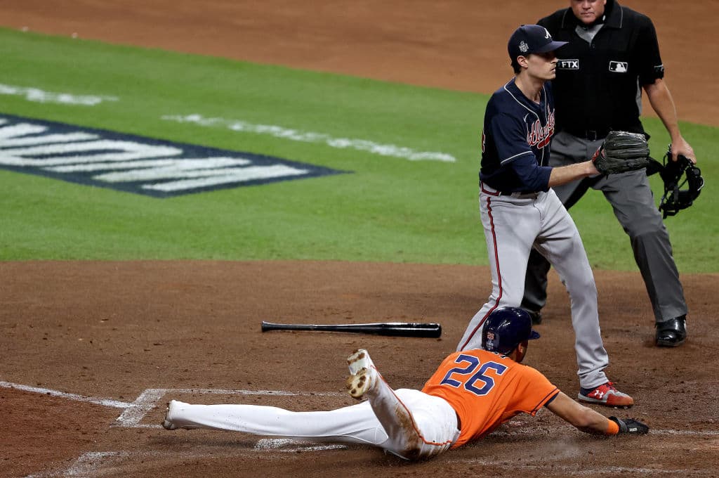 De la mano de sus bateadores estelares, los Houston Astros vencen 2-6 a los Atlanta Braves en el juego de dos de la Serie Mundial 2021.