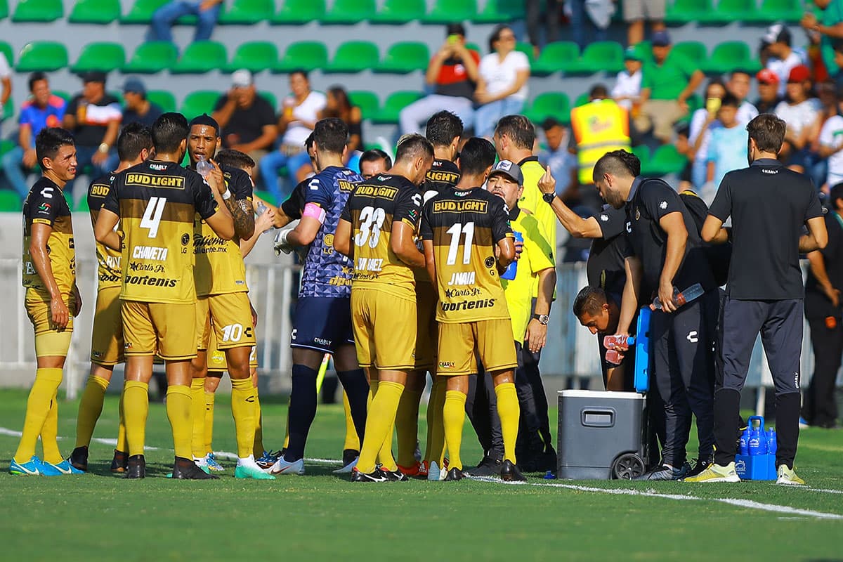 Durante las pausas para hidratación, Maradona entregó instrucciones para sus jugadores.
