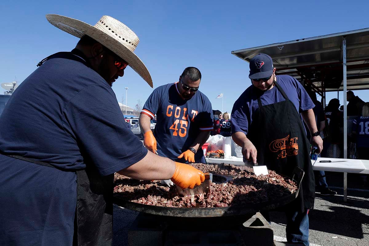 Un asado en el parqueadero, ideal para compartir entre los fanáticos.