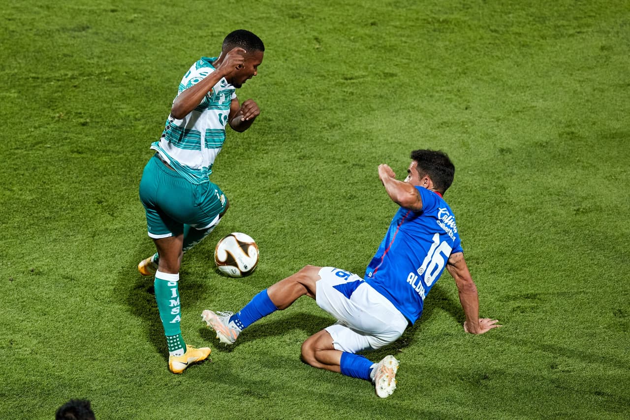 Luis Romo se encarga de darle la ventaja a Cruz Azul luego de vencer 0-1 a Santos en el Estadio Corona.