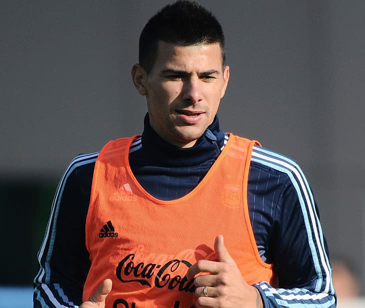 Víctor Cuesta. Posición: Defensa. Edad: 27 años. Club: Independiente (Liga Argentina). Veces seleccionado: 1. Descripción: El zaguero surgido de Arsenal de Sarandí ha sido una de las sorpresas de la escuadra albiceleste, con la que apenas debutó entrando de cambio en el amistoso ante Honduras.