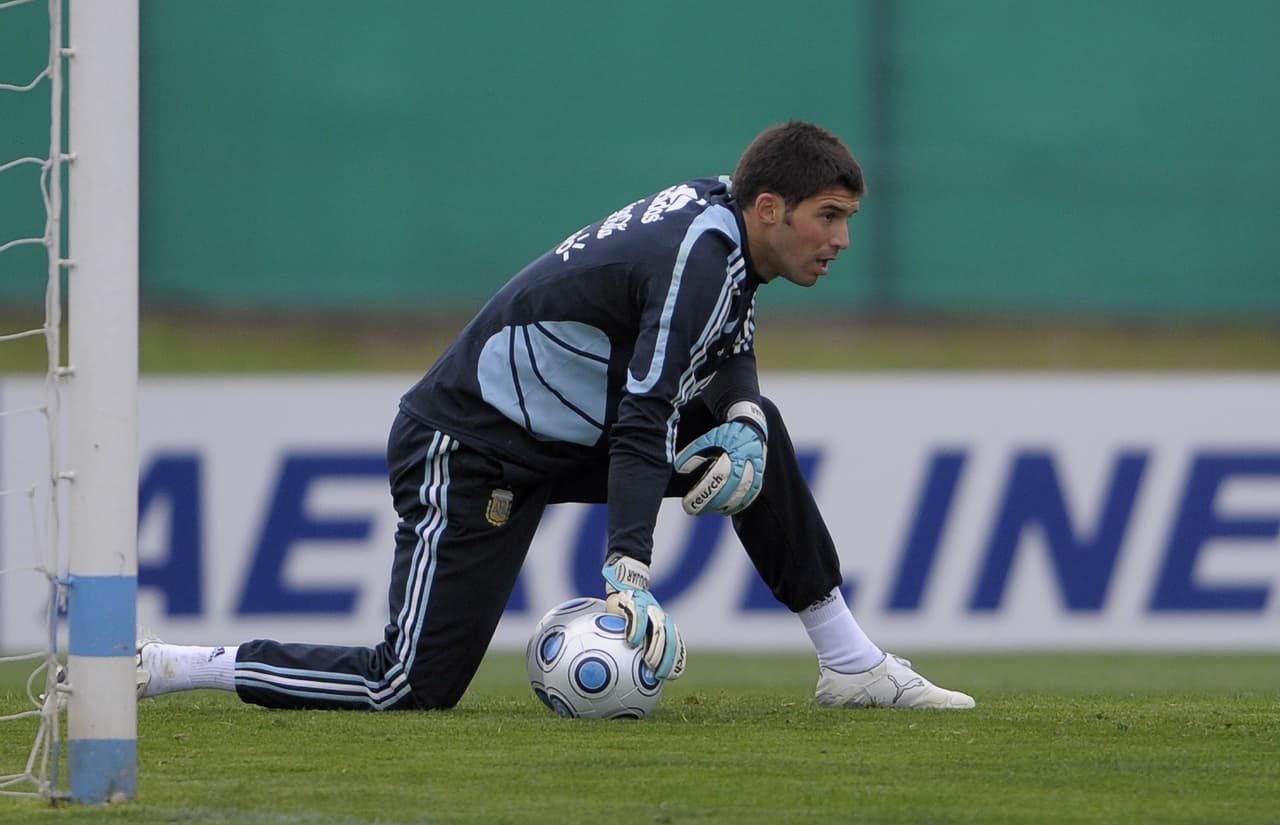 Mariano Andujar. Posición: Portero. Edad: 32 años. Club: Estudiantes (Liga Argentina). Veces seleccionado: 11. Descripción: El espigado arquero ha tenido una carrera entre el balompié argentino y el 'Calcio', ya que desde su cesión al Palermo y más tarde su arribo al Catania ha alternado campañas con cesiones a distintos clubes, particularmente con Estudiantes, donde vive un buen momento.