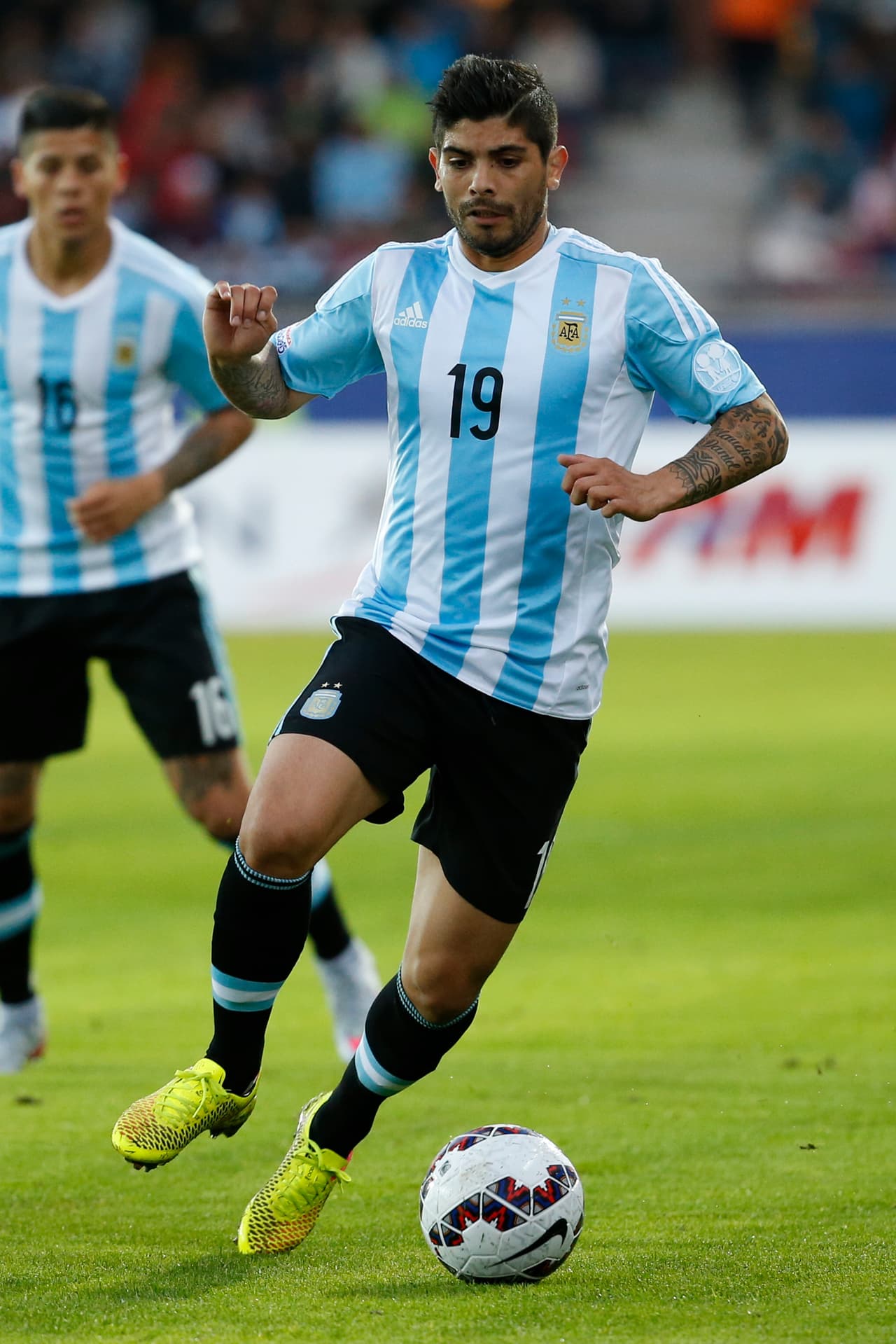 Ever Banega. Posición: Mediocampista. Edad: 27 años. Club: Inter de Milán (Serie A). Veces seleccionado: 41. Descripción: Banega acumula una serie de equipos en su aún joven carrera (Boca, Valencia, Atlético, Newell's, Sevilla y ahora Inter), y apunta a ser un socio para Messi en zona de construcción.