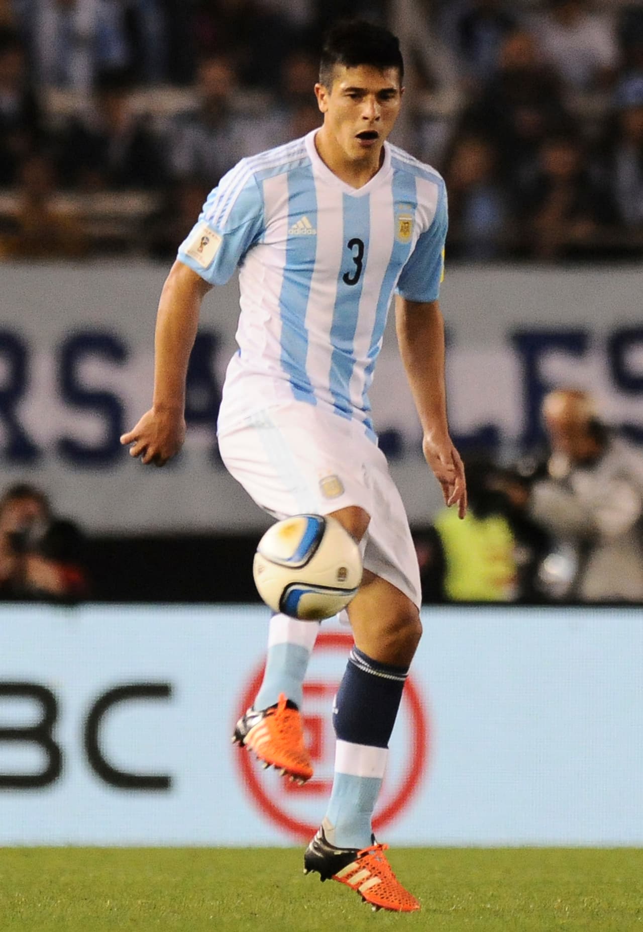 Facundo Roncaglia. Posición: Defensa. Edad: 29 años. Club: Fiorentina (Serie A). Veces seleccionado: 11. Descripción: Internacional desde 2013, el zaguero surgido en Boca Juniors parece encontrar la estabilidad que no ha podido tener en su primera experiencia en Europa. La Serie A le ha sentado bien, aunque se perfila como un elemento que salga desde el banquillo.