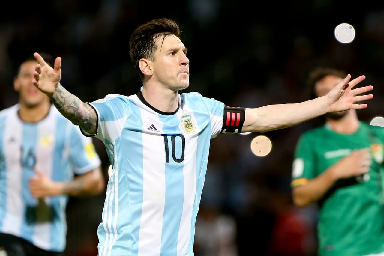 Lionel Messi. Posición: Delantero. Edad: 28 años. Club: Barcelona (La Liga). Veces seleccionado: 107. Descripción: Sobra hablar de 'La Pulga', el líder futbolístico de la actual generación albiceleste. Sigue con la espina de aún no haber ganado títulos con la selección mayor (sumando ya 3 subcampeonatos, uno en el Mundial 2014) y en esta Copa América podría igualar o superar los 56 goles de Batistuta como máximo romperredes de Argentina.