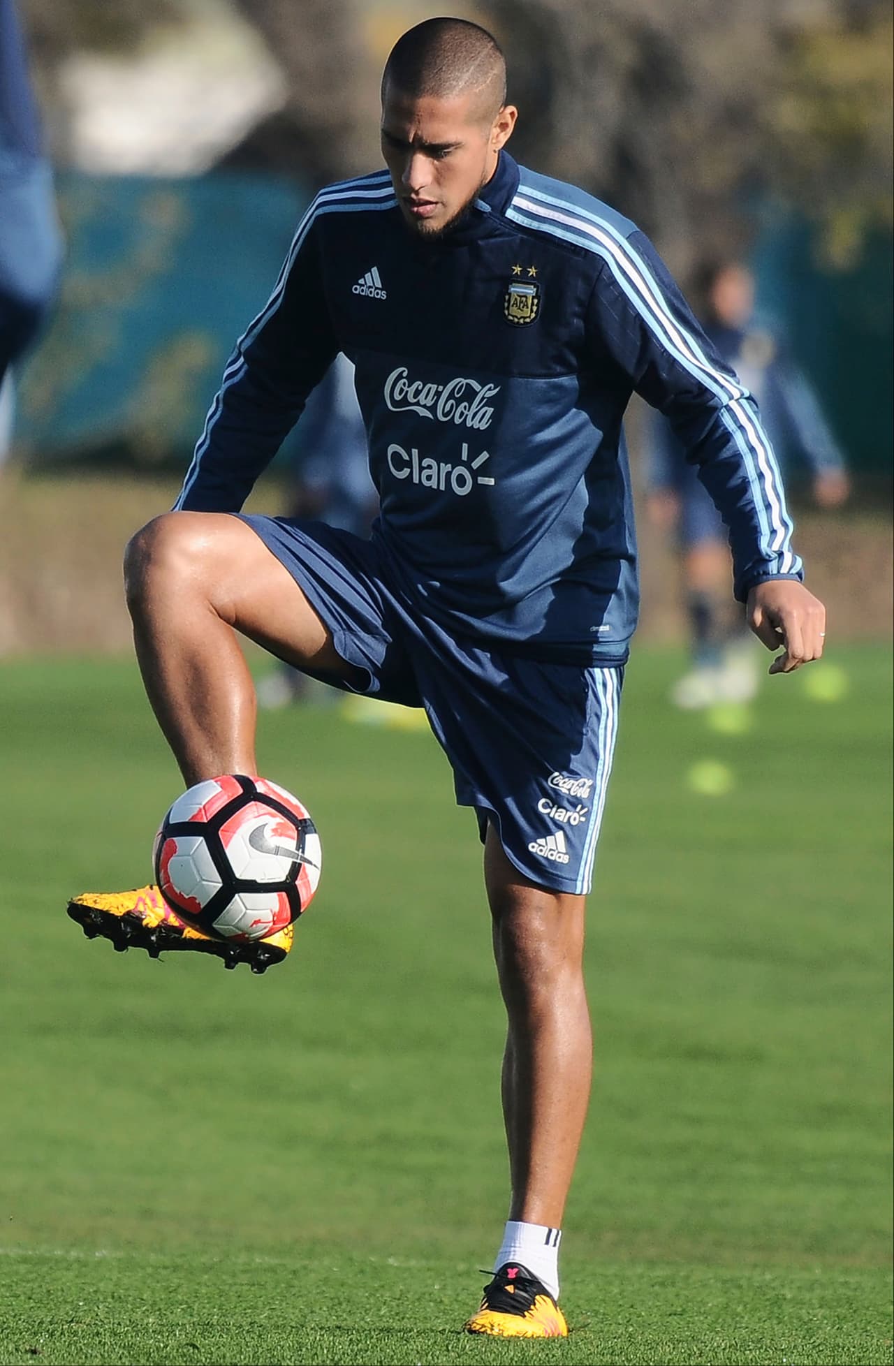 Jonathan Maidana. Posición: Defensa. Edad: 30 años. Club: River Plate (Liga Argentina). Veces seleccionado: 3. Descripción: Un central que despuntó su carrera en Boca Juniors, pero que tras su andar por el Metalist Kharkiv y Banfield en River Plate ha afianzado su juego, además de ya contar con un amplio palmarés.