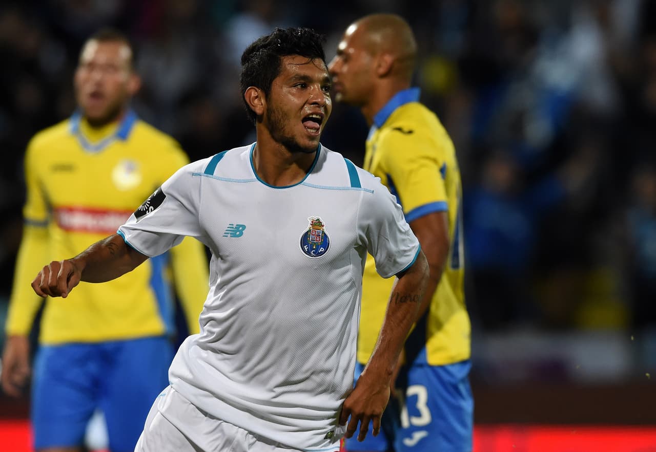 El 31 de agosto de 2015, el F.C. Porto confirmó la contratación de Jesús Tecatito Corona desde el Twente de Holanda.