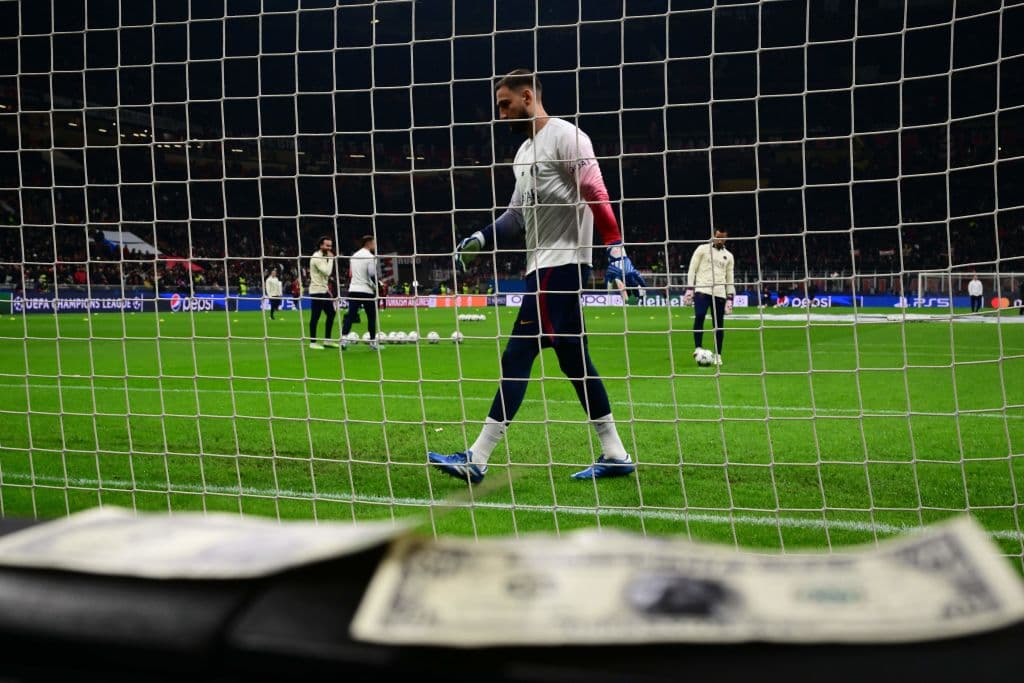 Afición del AC Milan recibe a Donnarumma a billetazos en Champions