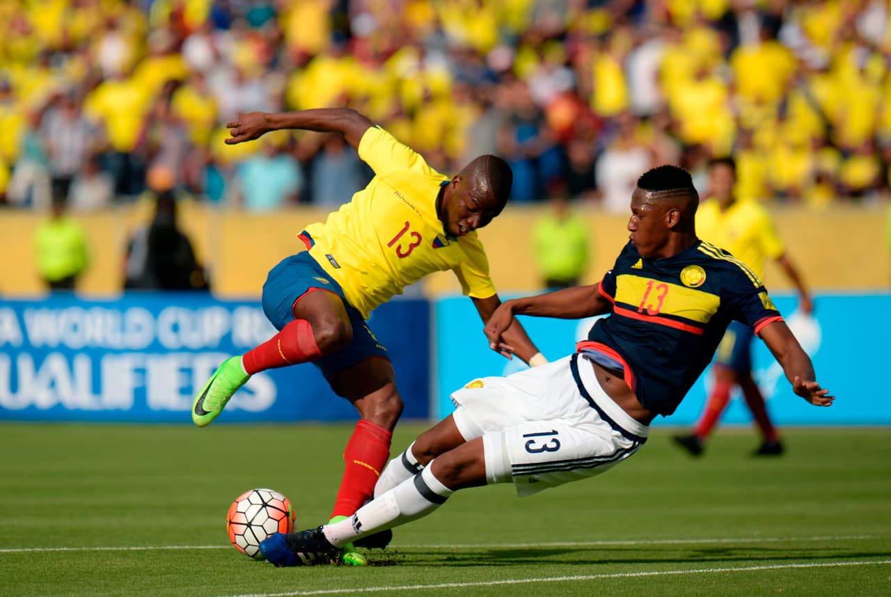 Sin embargo, Mina también es un jugador capaz en el juego por tierra y se impone gracias a su físico de 1,95 metros de altura.