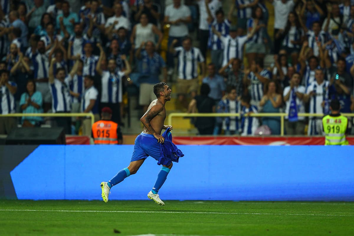 Tecatito celebró a rabiar y no fue para menos, ingresó al minuto 39' por el mediocampista argelino Yacine Brahimi, y con su gol el Porto aseguró el primer título de la temporada.