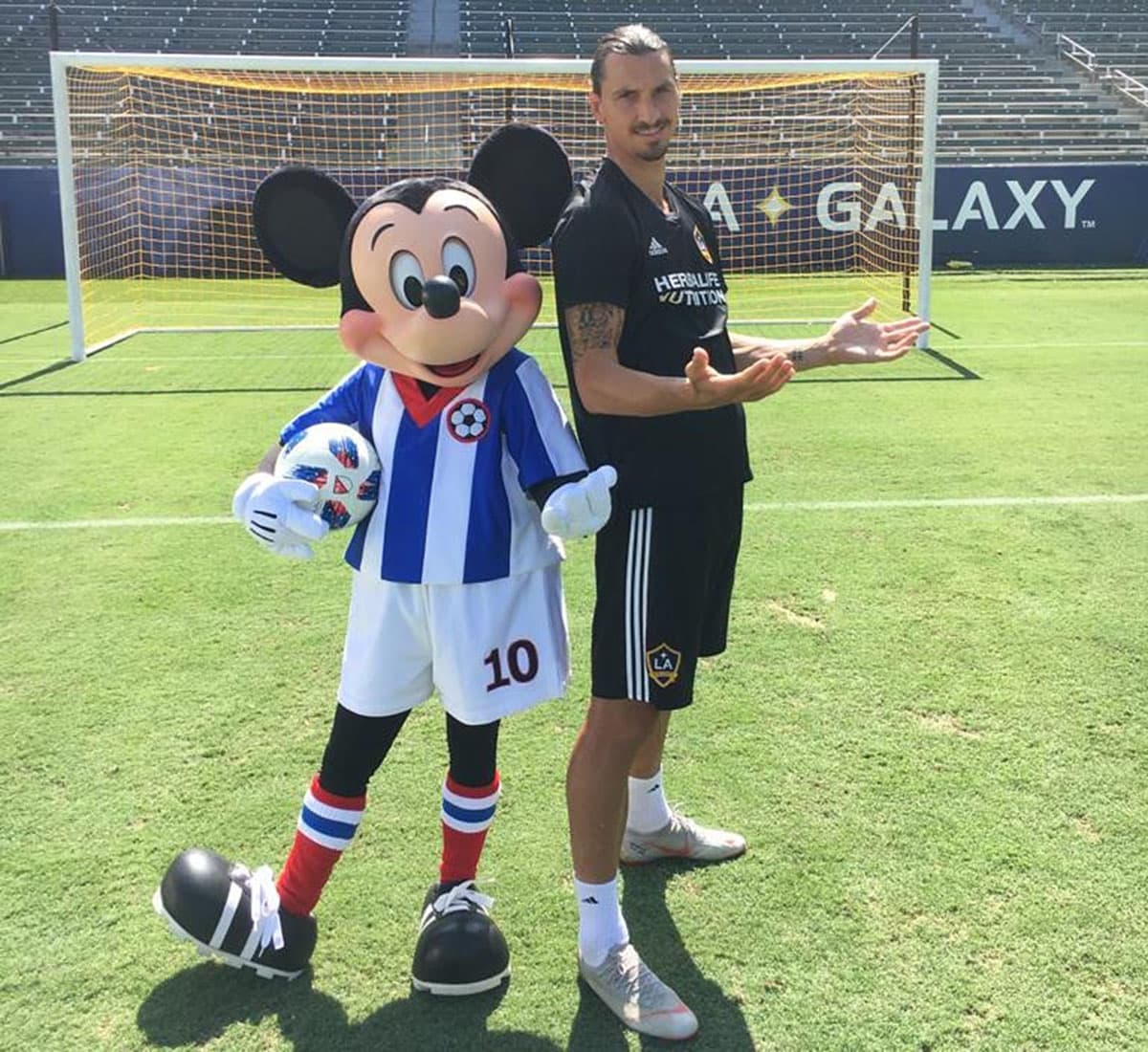Con su llegada a Los Angeles Galaxy, Zlatan Ibrahimovic recibió la visita de Mickey Mouse, solo porque es Zlatan.