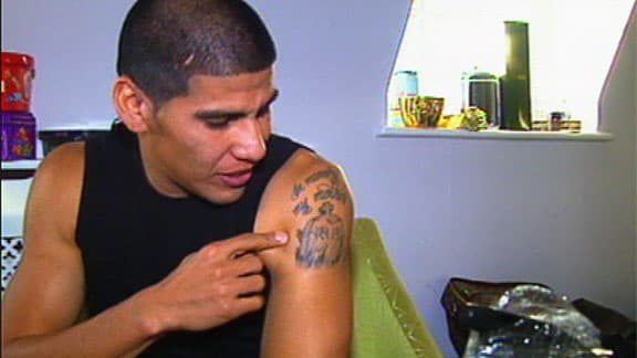 A los 9 años pierde a su madre. Lleva un tatuaje en honor a ella.