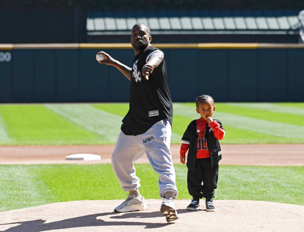 West acudió junto con su hijo, Saint, con quien subió al montículo para cumplir con la ceremonia protocolar del primer lanzamiento de esta atractiva serie entre las dos novenas de Chicago.