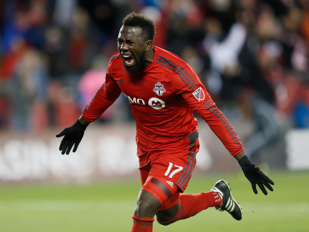 8. Jozy Altidore, Toronto FC - $4.875 Millones USD: El goleador escarlata es el segundo estadounidense en la lista, y al igual que Bradley no juega en un club de su país natal. Altidore es el tercer jugador de Toronto en el Top 10, siendo el único club que colocó a sus tres Jugadores Franquicias en los primeros puestos de los sueldos más elevados.