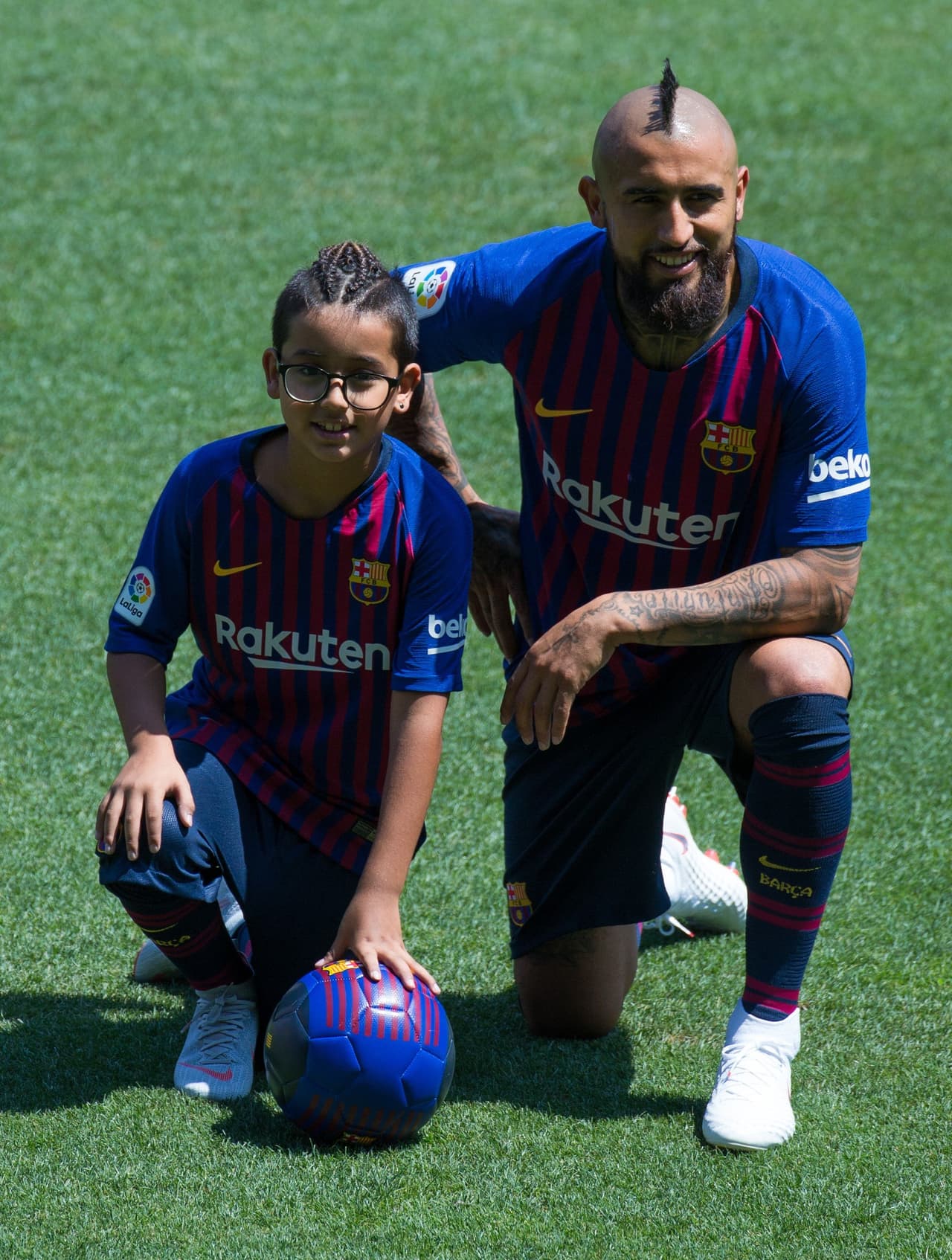 El volante estuvo acompañado en la cancha del Camp Nou junto a su hijo Alonso durante la presentación.