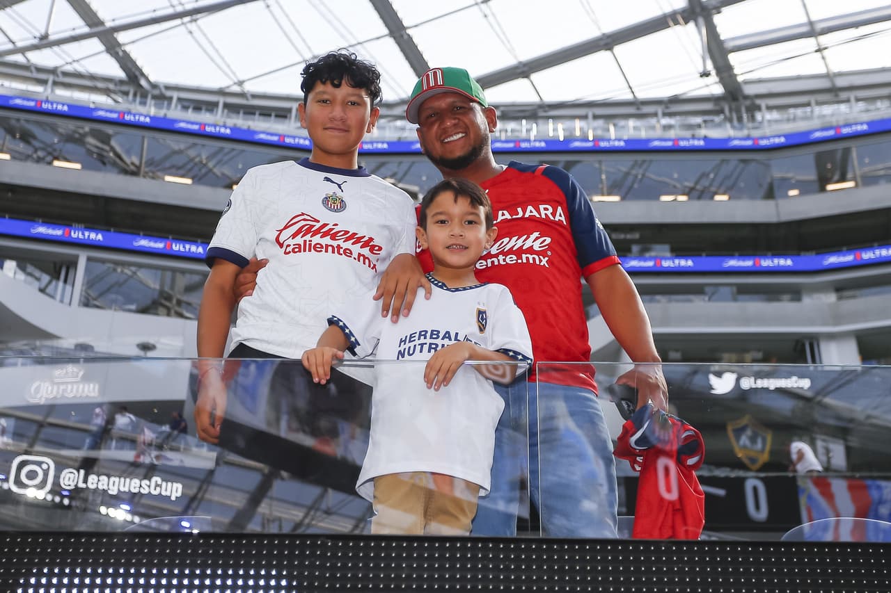 Chicharito y LA Galaxy confirmaron el mal momento de unas Chivas que siguen sin saber anotar y que otra vez se cansaron de fallar hasta que la defensa no pudo con la definición de Joveljic y un gran disparo de Pérez.