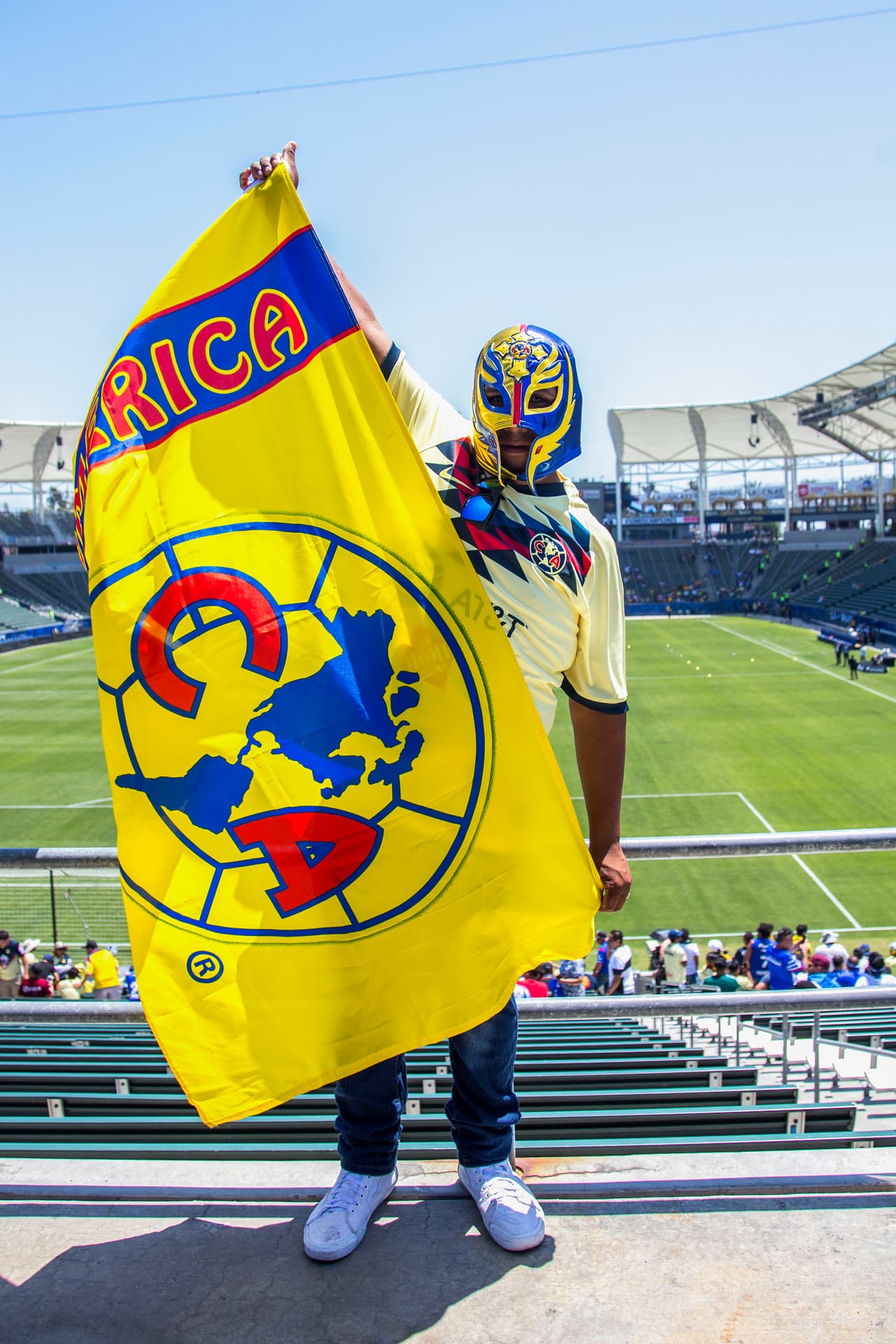 Así se vivió el color previo al partido de Campeón de Campeones de la Liga MX entre los Tigres de la UANL y las Águilas del América en Dignity Healt Sports Park, en Carson, California. Los dos más recientes monarcas del balompié mexicano se veían cara a cara para dirimir un trofeo que sus aficionados querían en las vitrinas de su club.