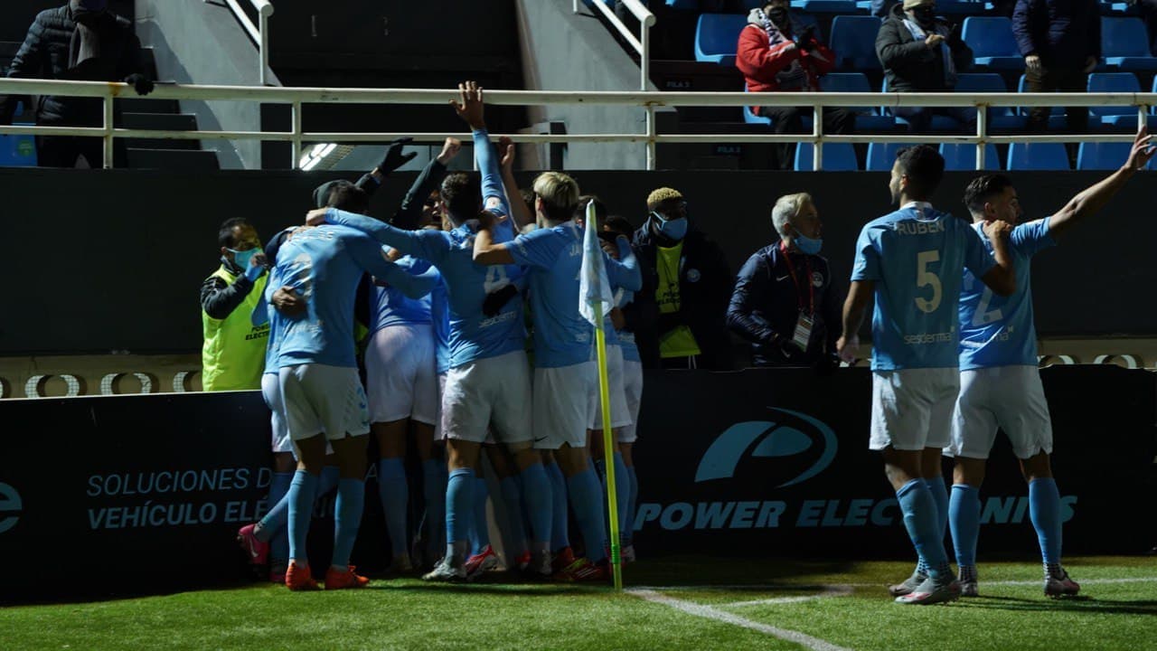 Castel (12’,27’), Pérez (28’) y Molina (61’) sellaban la ‘blanqueada’ hasta que aparecieron Mina (78’) y Holsgrove (87’) para descontar. Rodado (90+3’) hizo el último.