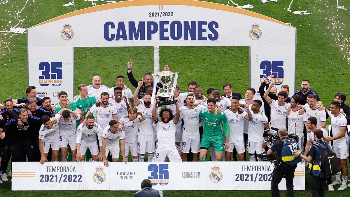 ¡Campeón de España! Real Madrid celebra el título 35 de Liga de su historia.