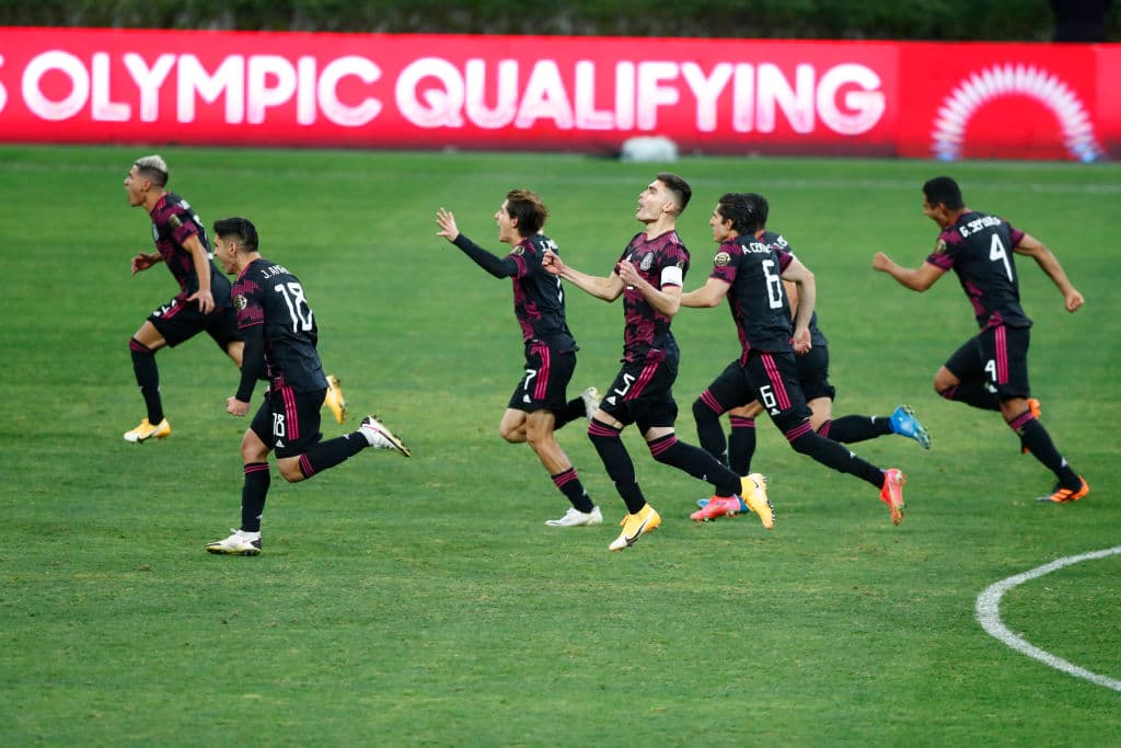 México celebra en el EStadio su Jalisco su tercer título al hilo del Preolímpico masculino, Alexis Vega recibió el Balón de Oro al mejor jugador del troneo y Sebastián Córdova se quedó con la bota de oro luego de quedar como campeón de goleo del certamen.