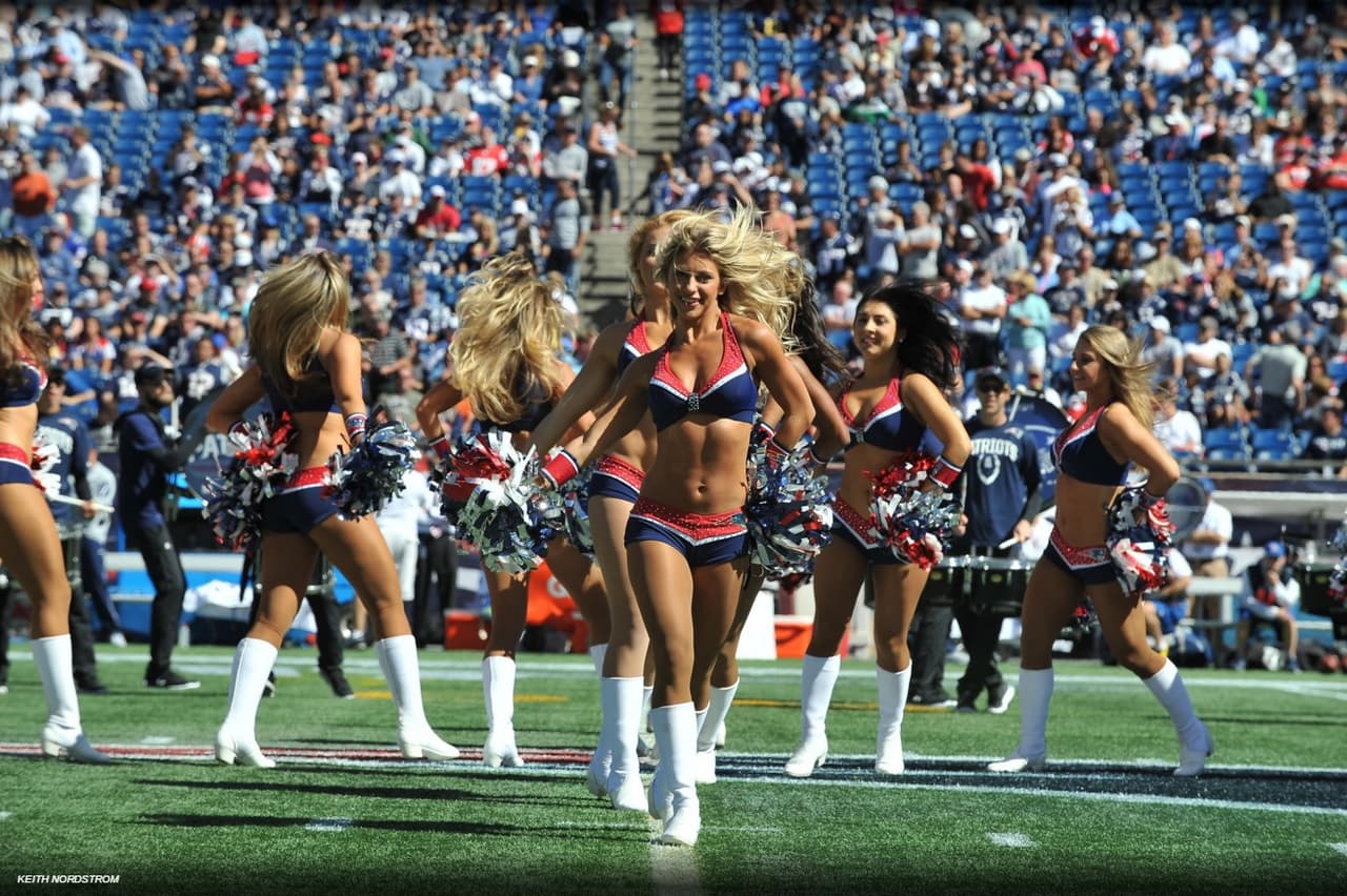 Capitana de las porristas de los New England Patriots, viajó a Hawaii para representar a su equipo en el Pro Bowl 2016. ¡Checa lo mejor de ella!