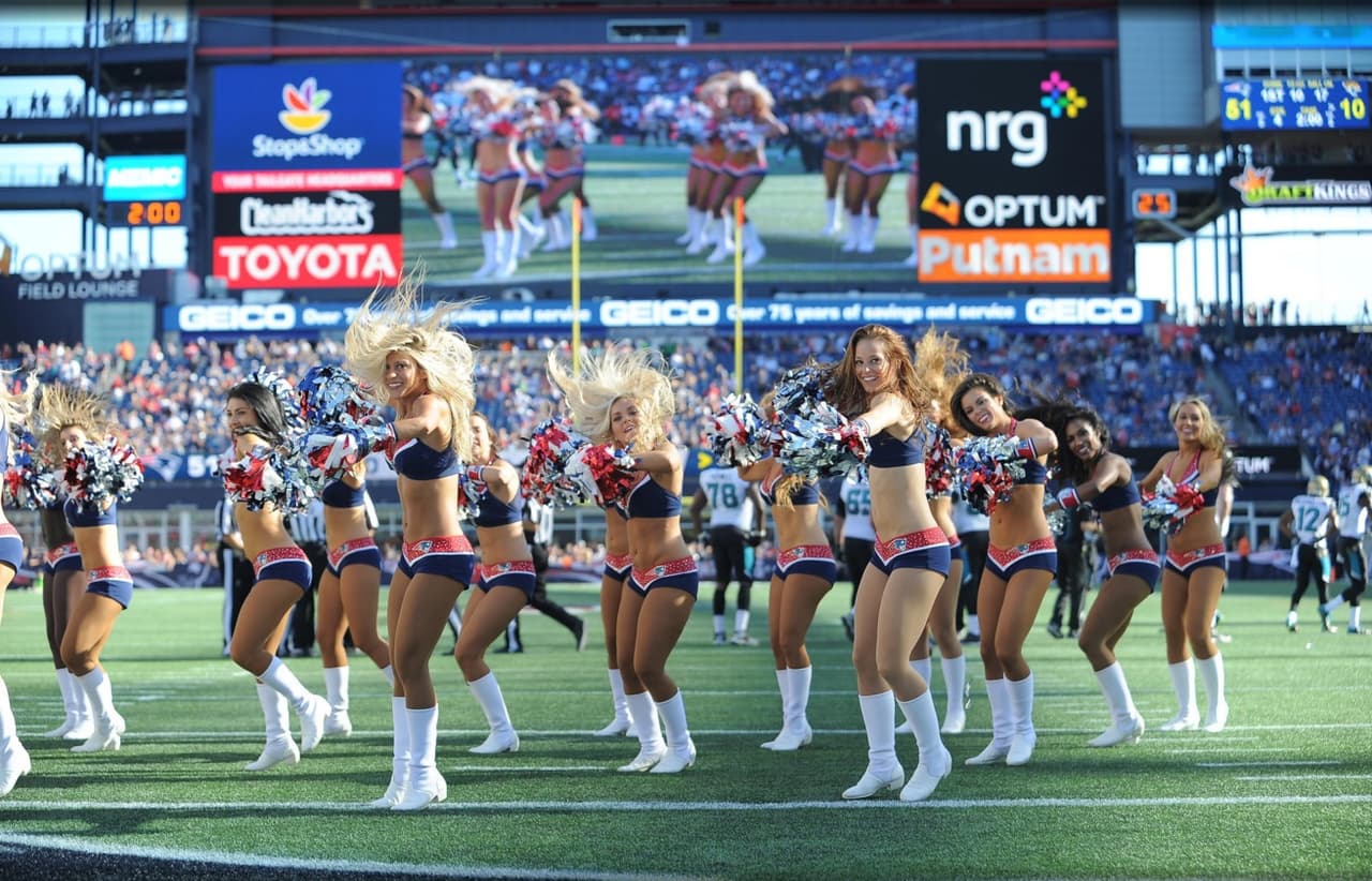 Capitana de las porristas de los New England Patriots, viajó a Hawaii para representar a su equipo en el Pro Bowl 2016. ¡Checa lo mejor de ella!