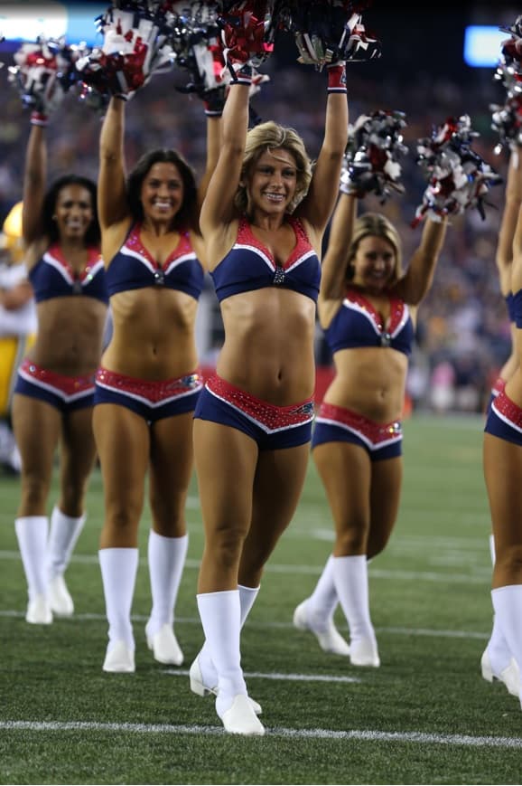 Capitana de las porristas de los New England Patriots, viajó a Hawaii para representar a su equipo en el Pro Bowl 2016. ¡Checa lo mejor de ella!