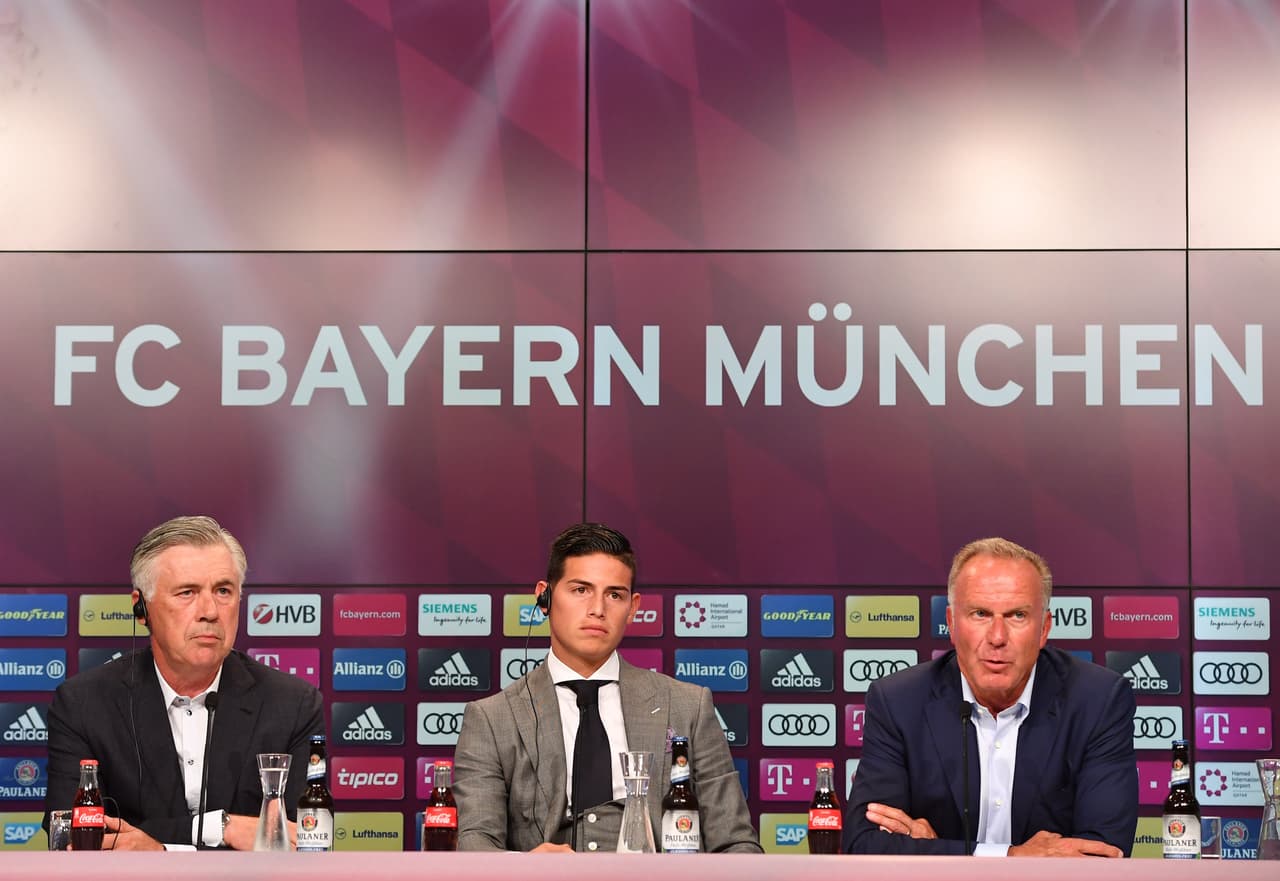 Carlo Ancelotti y Rummenigge acompañaro al colombiano ante la prensa, comentando sus virtudes en el campo, así como en el ámbito de mercadeo.