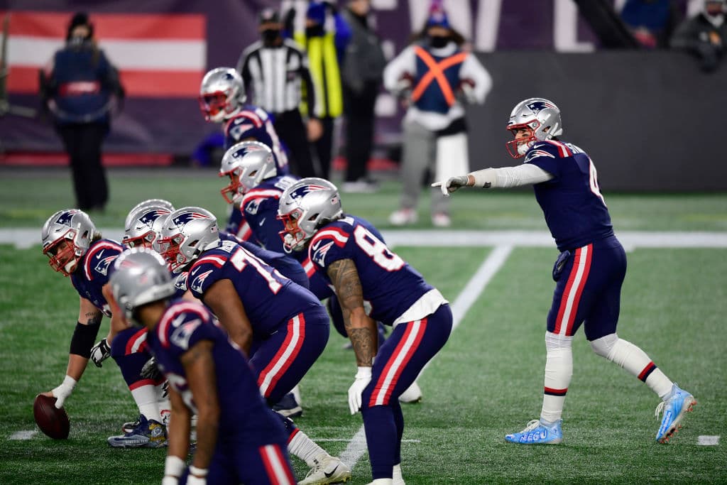 Steffon Diggs supera las 120 yardas por aire y recibe 3 pases de anotación en la victoria 38-9 sobre los New England Patriots.