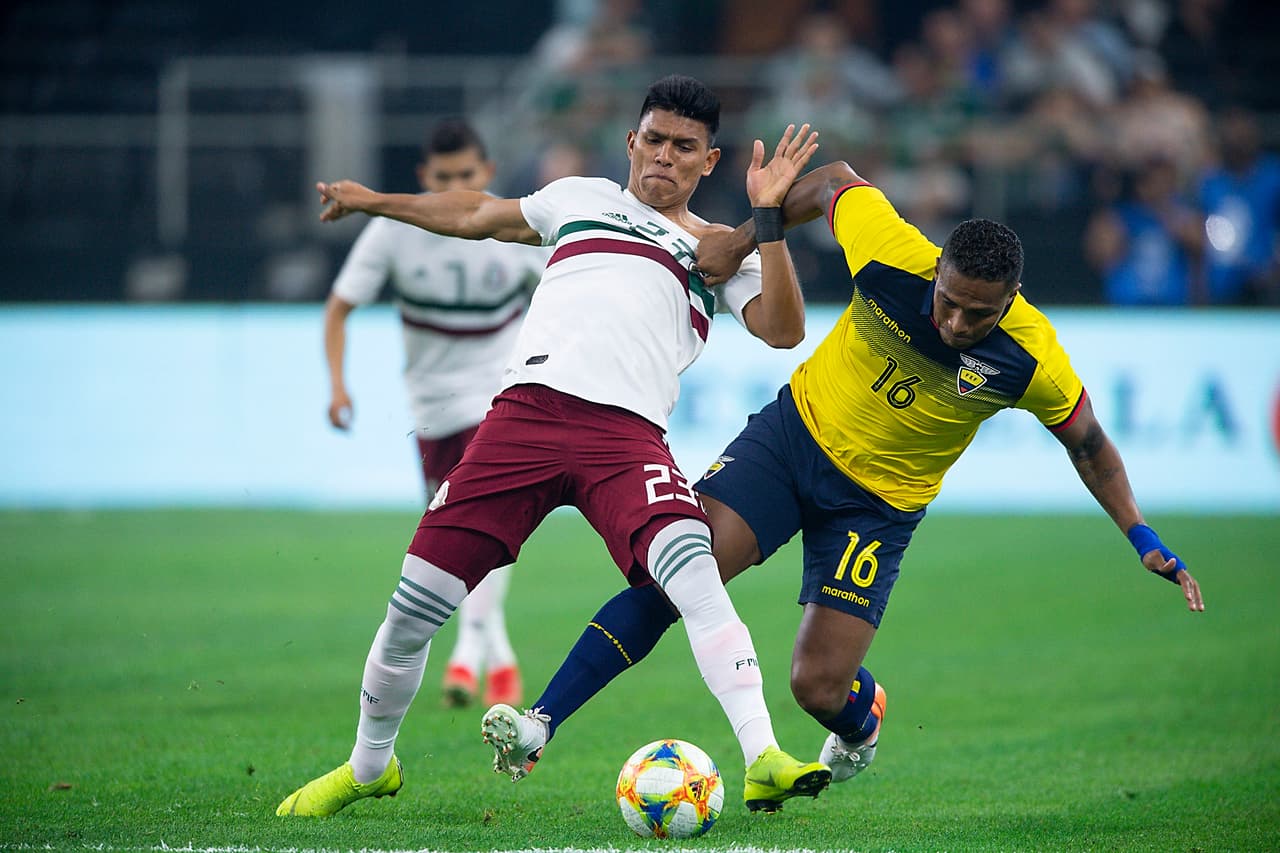 Ecuador no se rindió y en esta acción con Antonio Valencia (derecha) luchó por el balón con Jesús Gallardo (izquierda).