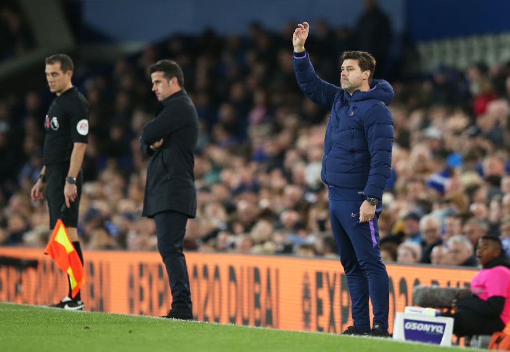 Pochettino manda instrucciones a sus dirigidos tras la ofensiva del Everton.