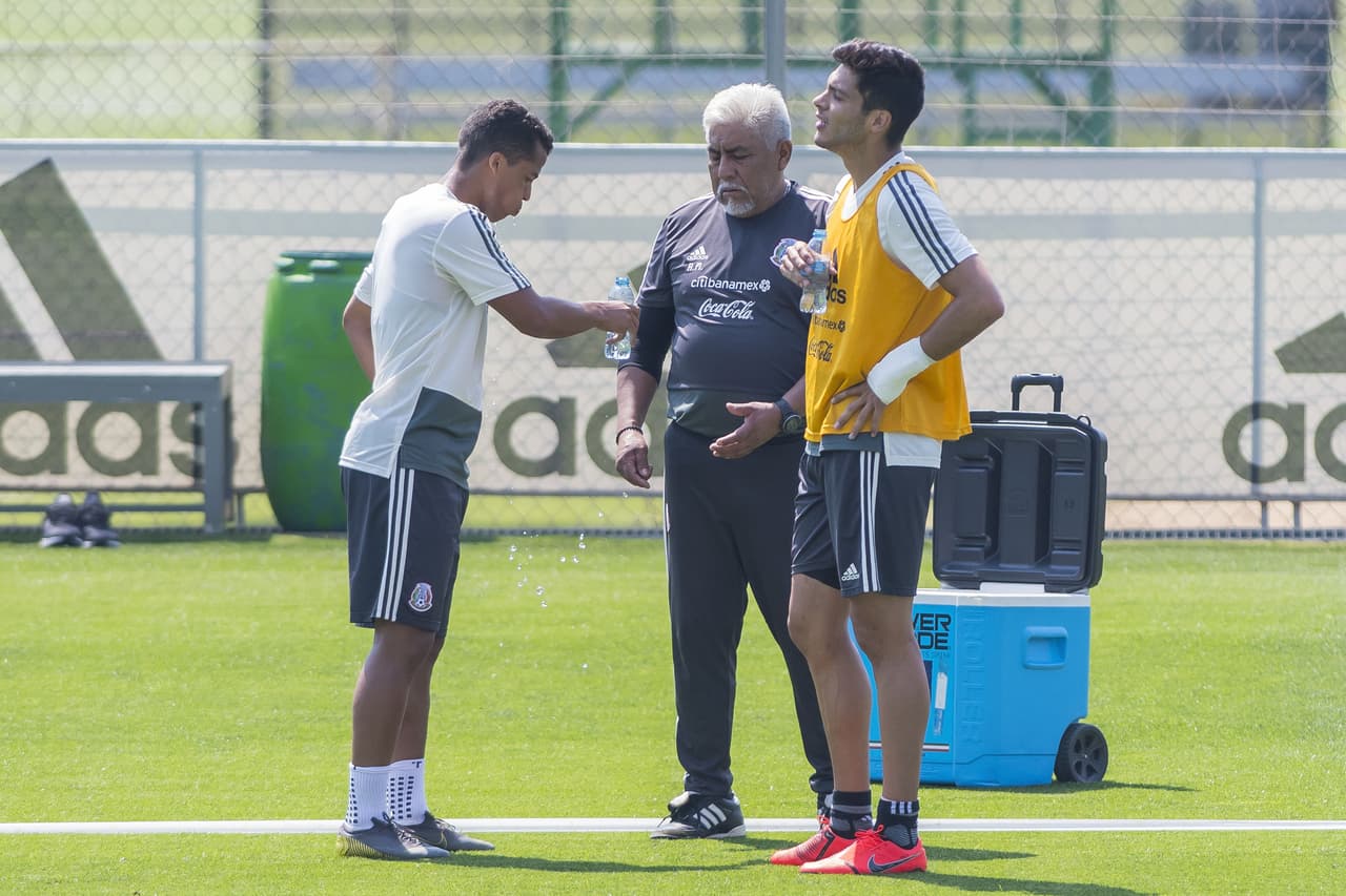 El argentino Gerardo Martino, técnico de la
<b>Selección Mexicana</b>, realiza ajustes con los
<a href="https://www.univision.com/deportes/futbol/mexico/los-rostros-de-gerardo-tata-martino-en-la-rueda-de-prensa-de-cara-a-la-copa-oro-fotos" target="_blank">jugadores de su convocatoria</a> para la
<b>Copa Oro</b>, su primer reto en un torneo oficial con el 'Tri'.