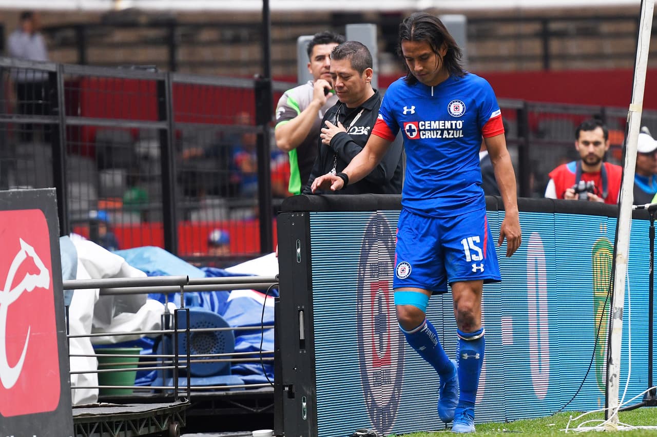 <b>Lo peor: </b>Gerardo Flore dejó a su equipo con 10 hombres a los 18 minutos de juego por una entrada de 'carcel' sobre Pedro Aquino del León (Imago7).