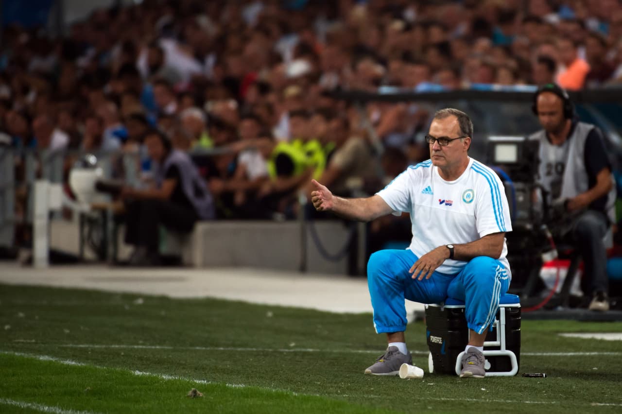 Luego del primer partido de la siguiente temporada, Bielsa renunció por diferencias con la directiva del club, la cual pretendía rebajar un 10% del salario de su equipo de trabajo sin ninguna justificación.