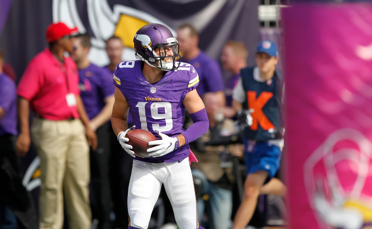 <b>Adam Thielen – WR, Minnesota Vikings </b>
<br>La ausencia de Stefon Diggs por lesión hizo pensar que Sam Bradford tendría pocas armas por aire y sus opciones prioritarias serían Charles Johnson, Cordarrelle Paterson o el novato Laquon Treadwell pero Thielen emergió de la nada y dio un partidazo ante la defensiva de Houston. Logró siete recepciones para 127 yardas y un touchdown en la quinta victoria de Minnesota para conservar el invicto frente a los Texans.